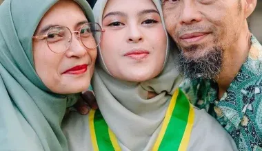 Inspirasi Gaya Foto Wisuda Bersama Keluarga by Seteman Wisuda