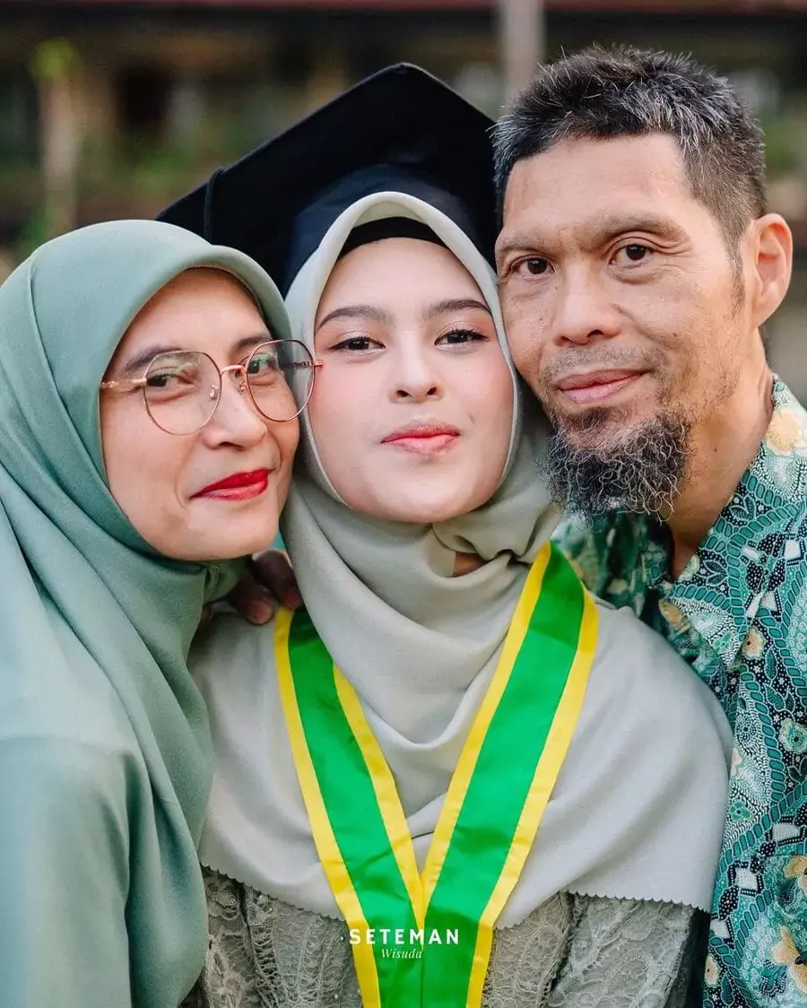 Inspirasi Gaya Foto Wisuda Bersama Keluarga by Seteman Wisuda