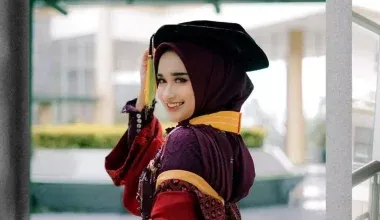 Inilah Ide Gaya Foto Wisuda Sendiri Untuk Cewek ala La Gurus Graduation