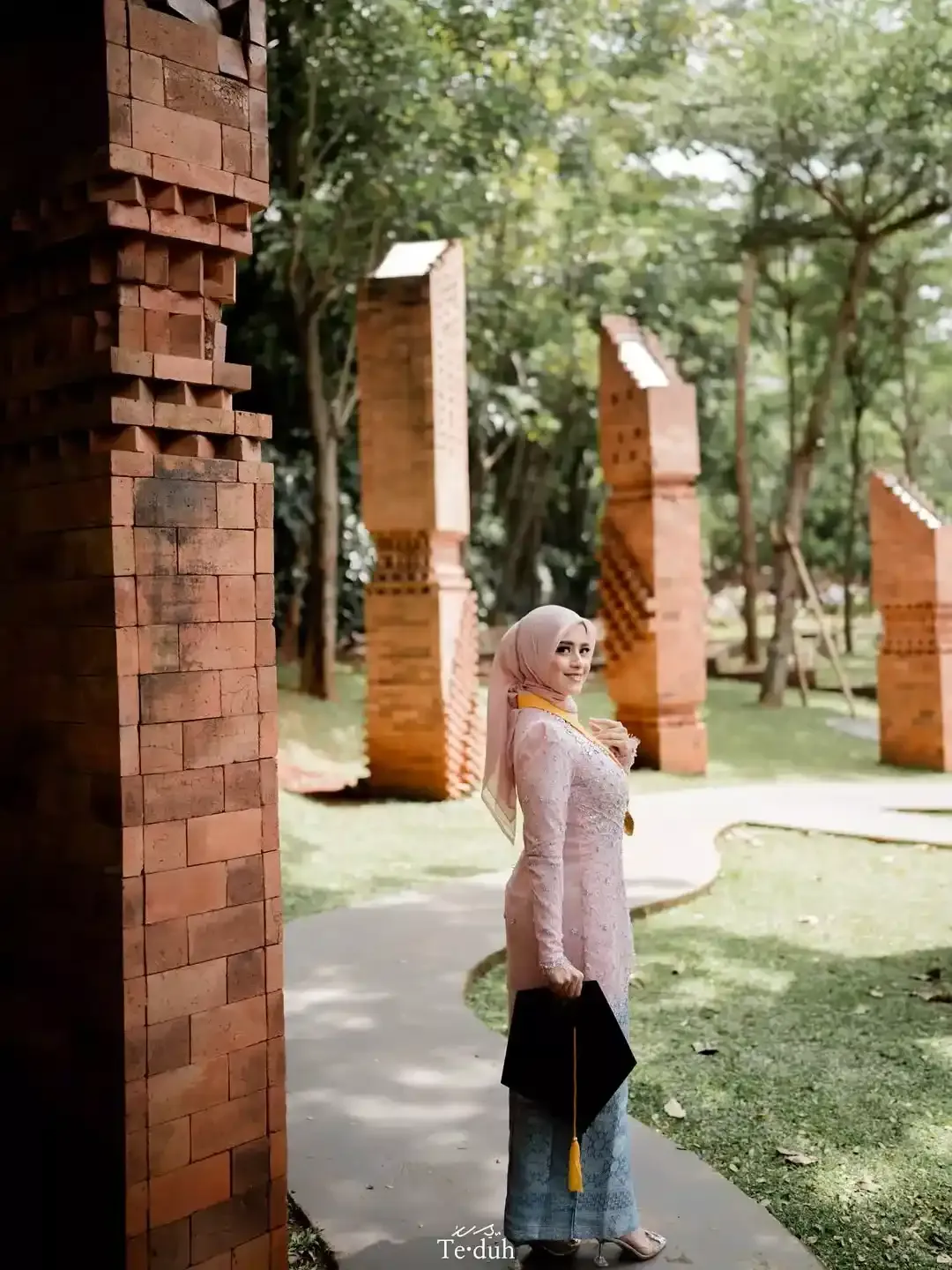 Estetiknya Foto Wisuda di Hutan Kota Plataran Senayan by Teduh Photo