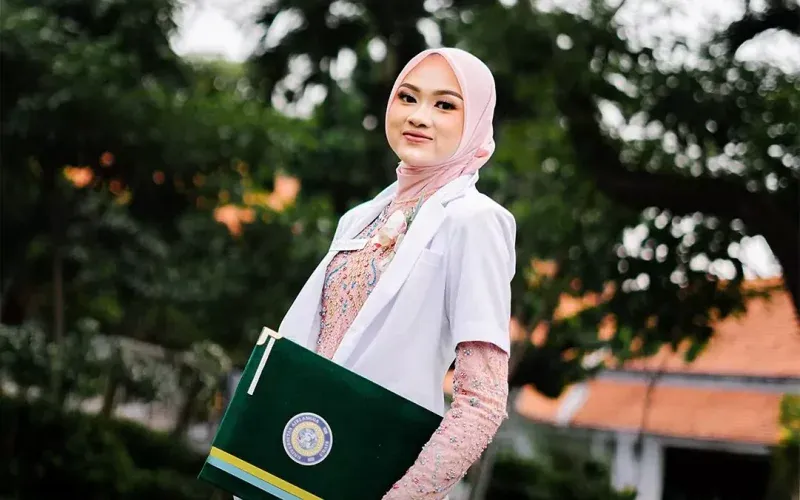 Foto Wisuda di Kampus UNAIR Surabaya by Arai Pictura