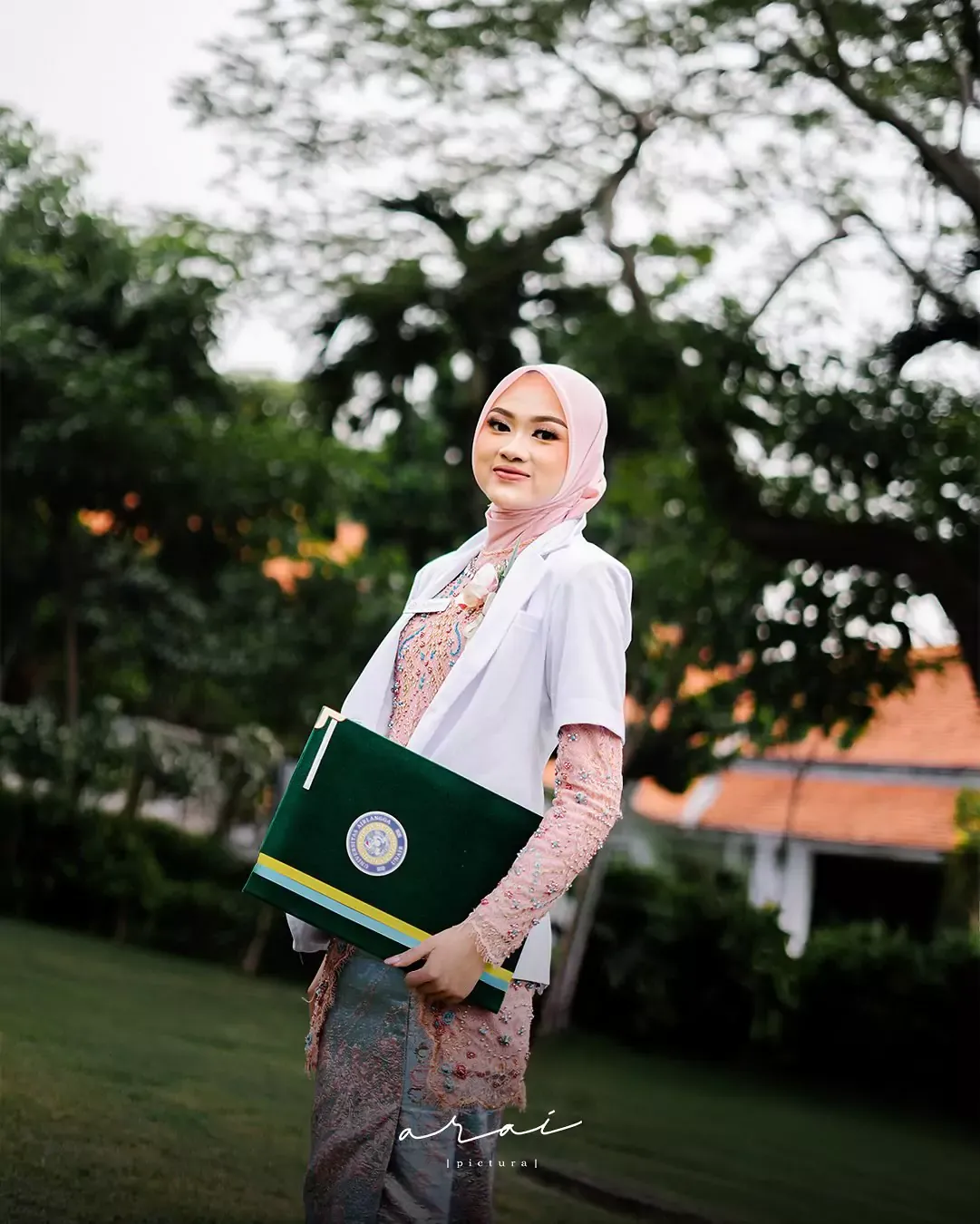 Foto Wisuda di Kampus UNAIR Surabaya by Arai Pictura