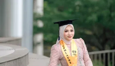 Foto Wisuda di Kampus UNNES Semarang by Imagestic