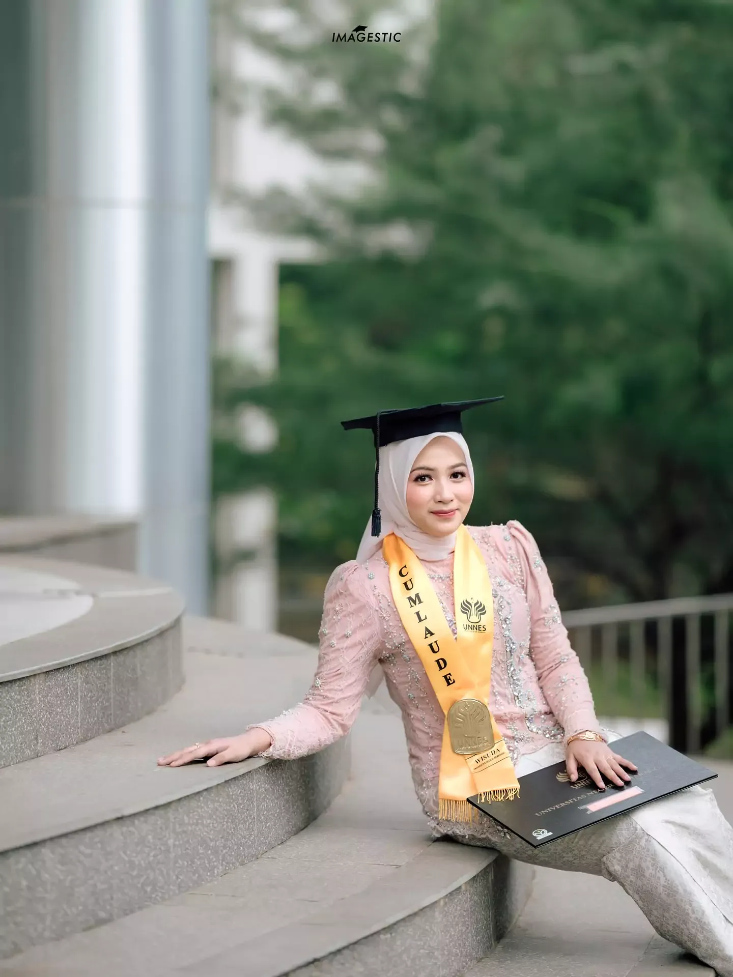 Foto Wisuda di Kampus UNNES Semarang by Imagestic